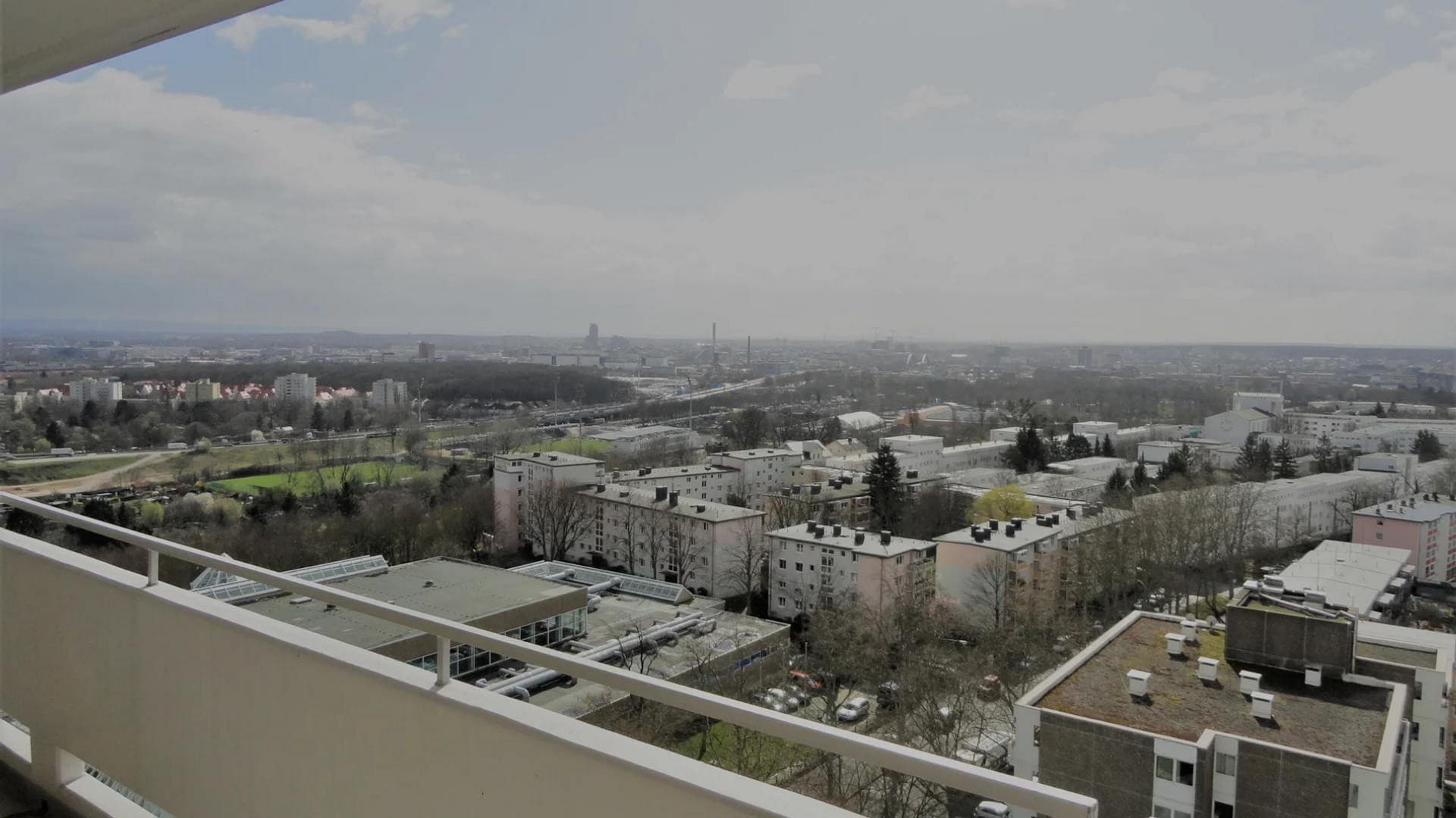 Inheidener Straße: Helle 2-Zimmer-Wohnung mit Süd-Balkon, Einbauküche & Top-Anbindung