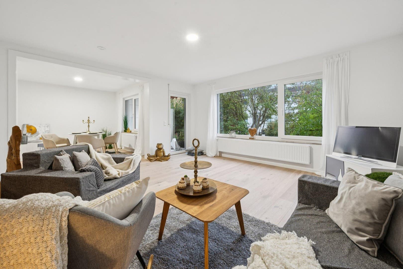 Modernisierte Wohnung mit Reihenhauscharakter, mit Gäste WC und Garten *von Privat*