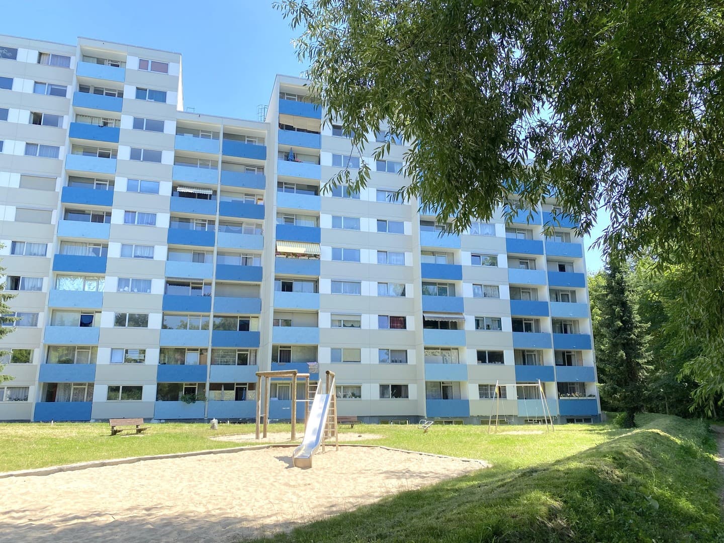 Modernisierte 2-Zimmer-Wohnung mit Balkon und Blick ins Grüne in Liederbach am Taunus