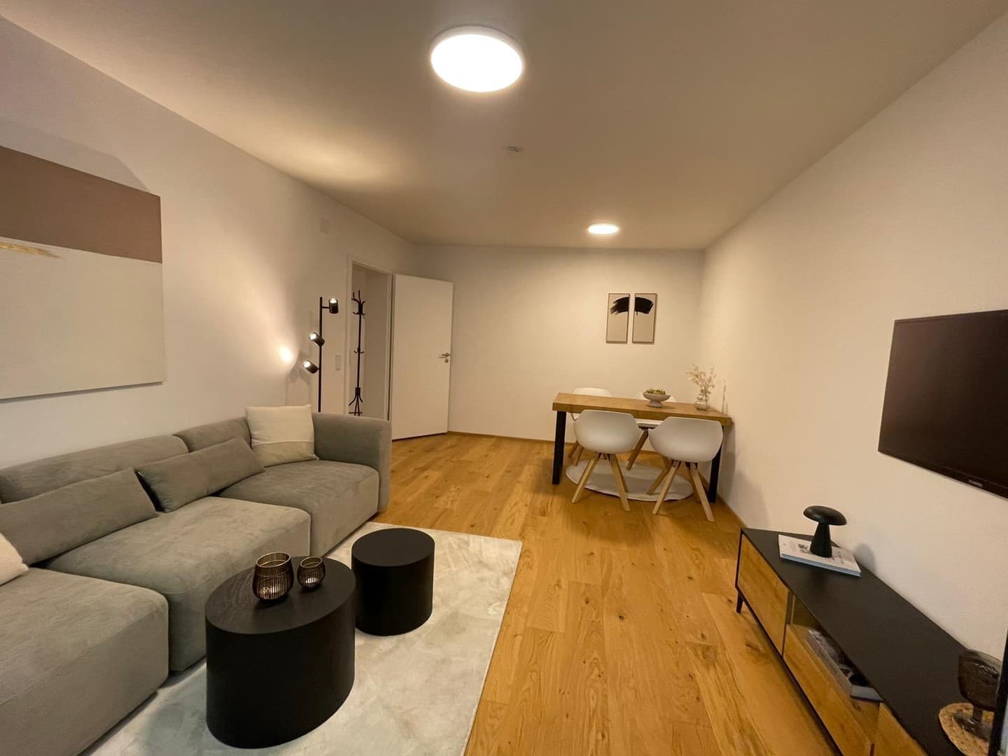 Exklusiv kernsanierte 3-Zimmer-Wohnung mit Süd-Loggia in München-Solln