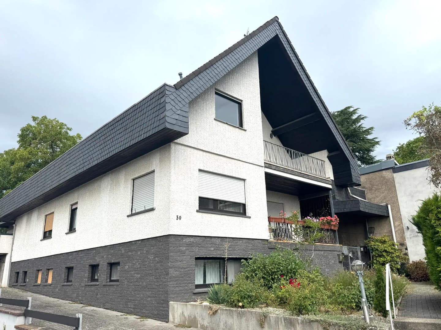 Vielseitiges Mehrfamilienhaus mit 3 Einheiten & attraktivem Baugrundstück