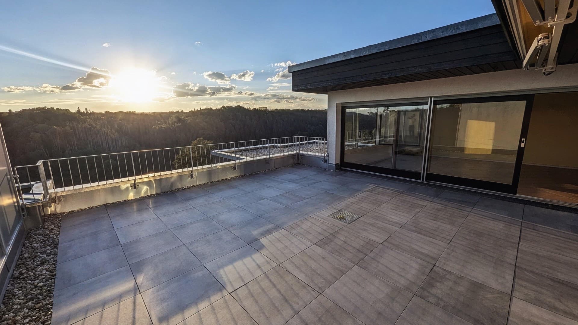 133 m² Terrassenwohnung mit Traumaussicht, Eigener Eingang & Garage in Wildberg