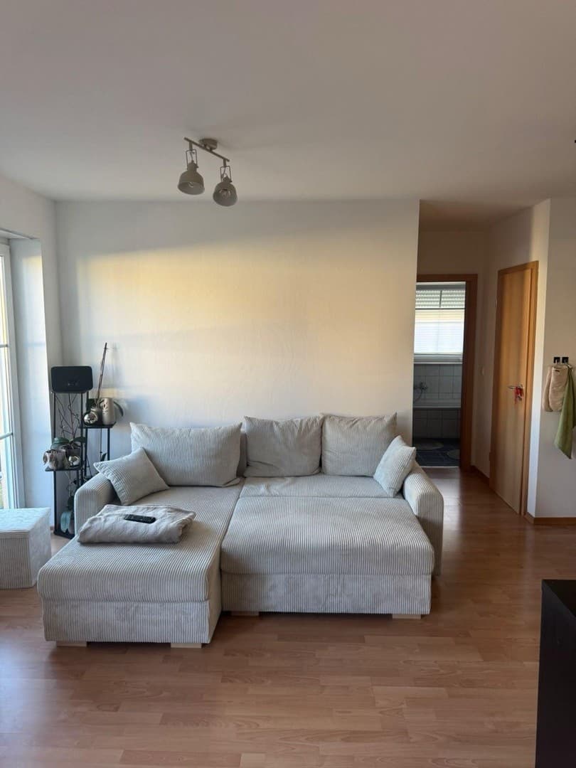Helle 2 Zimmer Wohnung | Balkon, Küche, Keller, Stellplatz