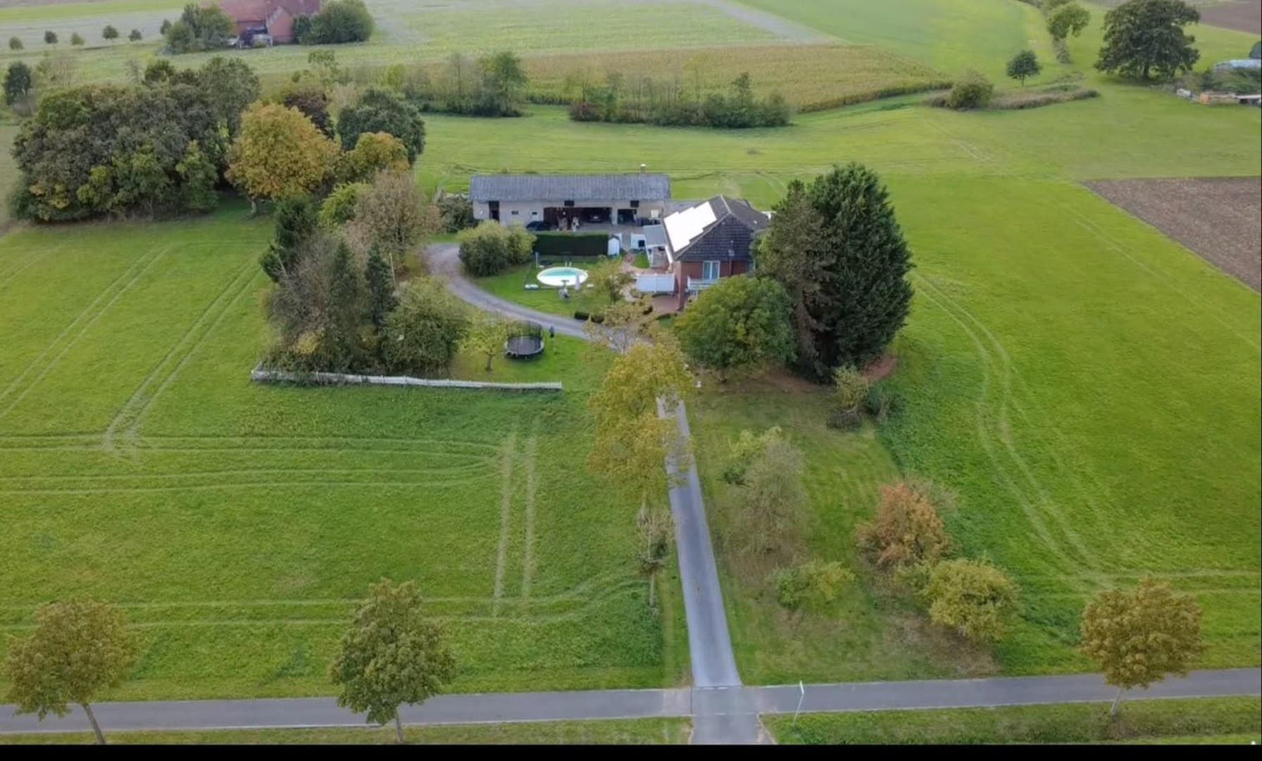 Hofanwesen Wadersloh: 2,2 ha Eigenland, Pferdeboxen & Pool