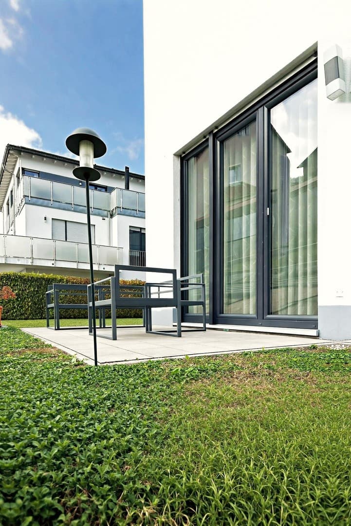 Hochwertige moderne 2,5 Zimmer Wohnung mit Terrasse und Gartenanteil