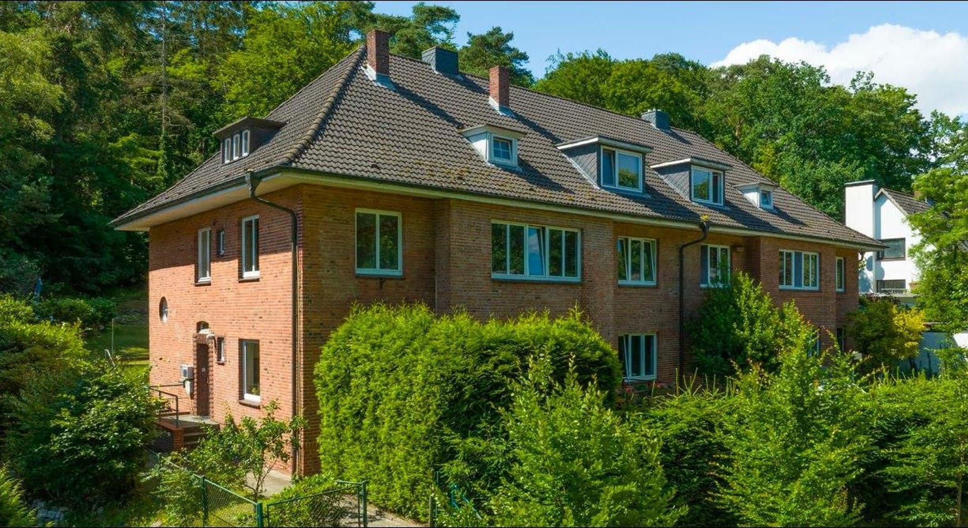 Dachgeschoss-Traum im sanierten Rotklinkerhaus — 2.150 m² Garten, Elbe in 300 m