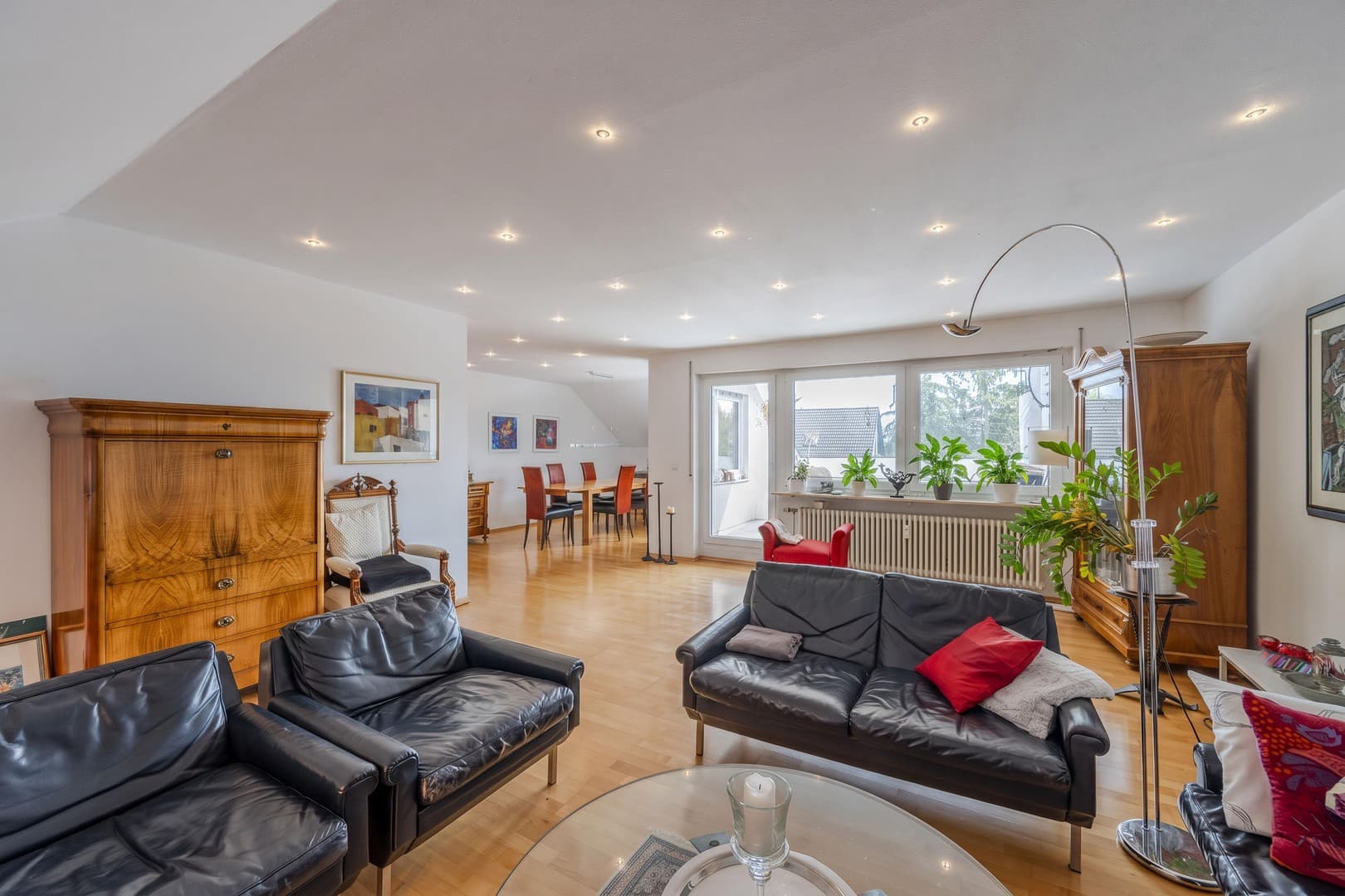 Platz für die ganze Familie: 5-Zi.-DG-Wohnung mit Loggia & 2 Stellplätzen