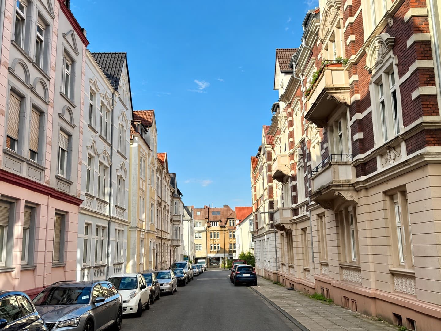 Entlang der Lutter zu Fuß in die City: bezugsfertige Altbauwohnung im Künstlerviertel