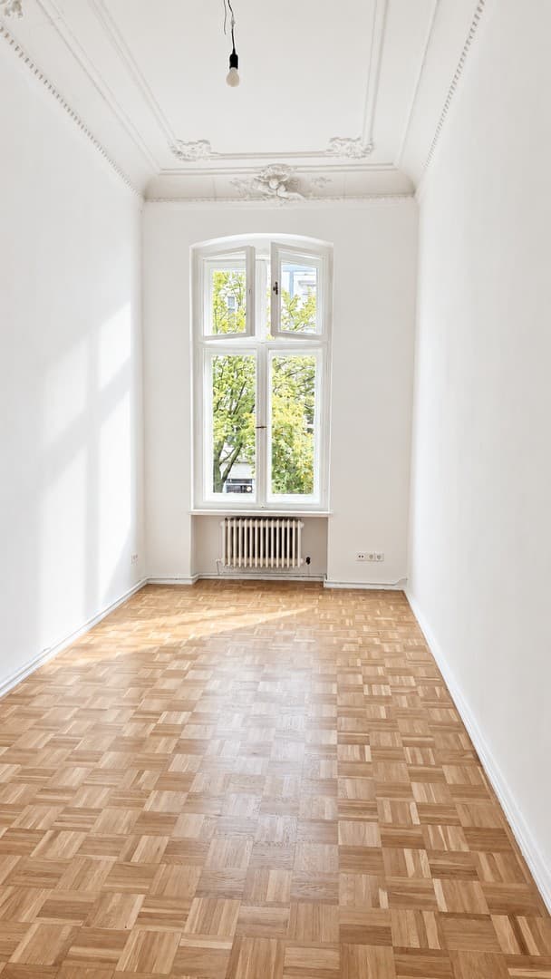 Charlottenburg - Altbau mit hohen Decken, Stuck, Balkon & viel Licht – bezugsfrei