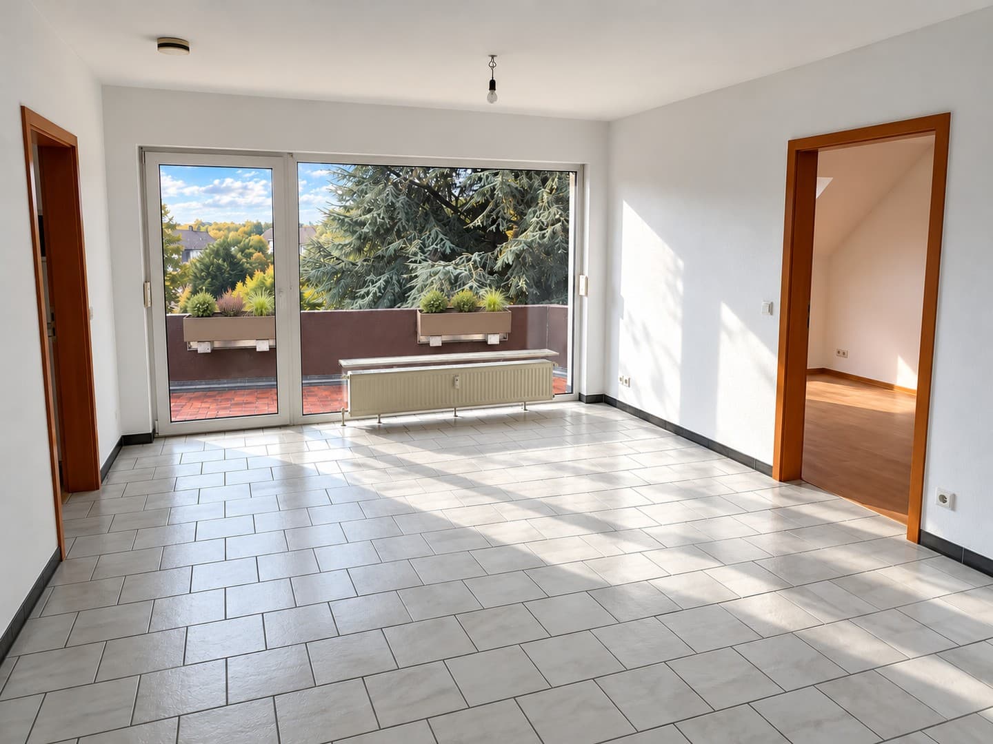 WG-geeignete 3-Zimmer-Wohnung mit zwei Bädern, Einbauküche und Balkon ins Grüne