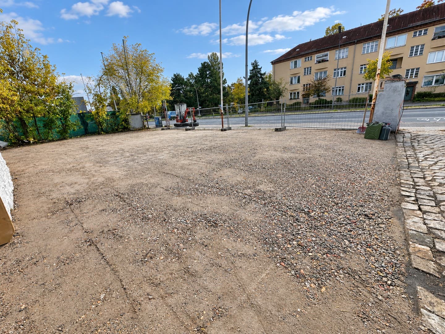 300 m² Freifläche an Hauptstraße zu vermieten – ideal für Gebrauchtwagenhändler