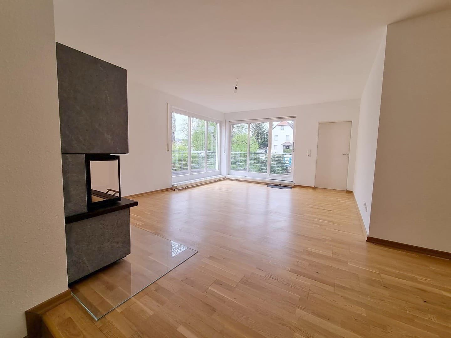 Offenes Wohnen auf zwei Ebenen: 2,5-Zimmer-Wohnung mit 25 m² Süd-West-Terrasse, Kamin & neuen Bädern