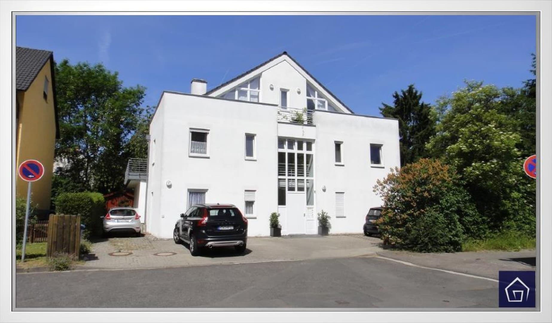 Offenes Wohnen auf zwei Ebenen: 2,5-Zimmer-Wohnung mit 25 m² Süd-West-Terrasse, Kamin & neuen Bädern