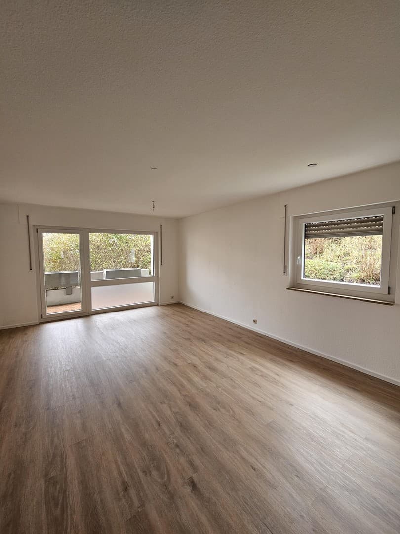 Frisch renovierte 2-Zimmer-Wohnung mit Loggia, neuer Küche & Garage