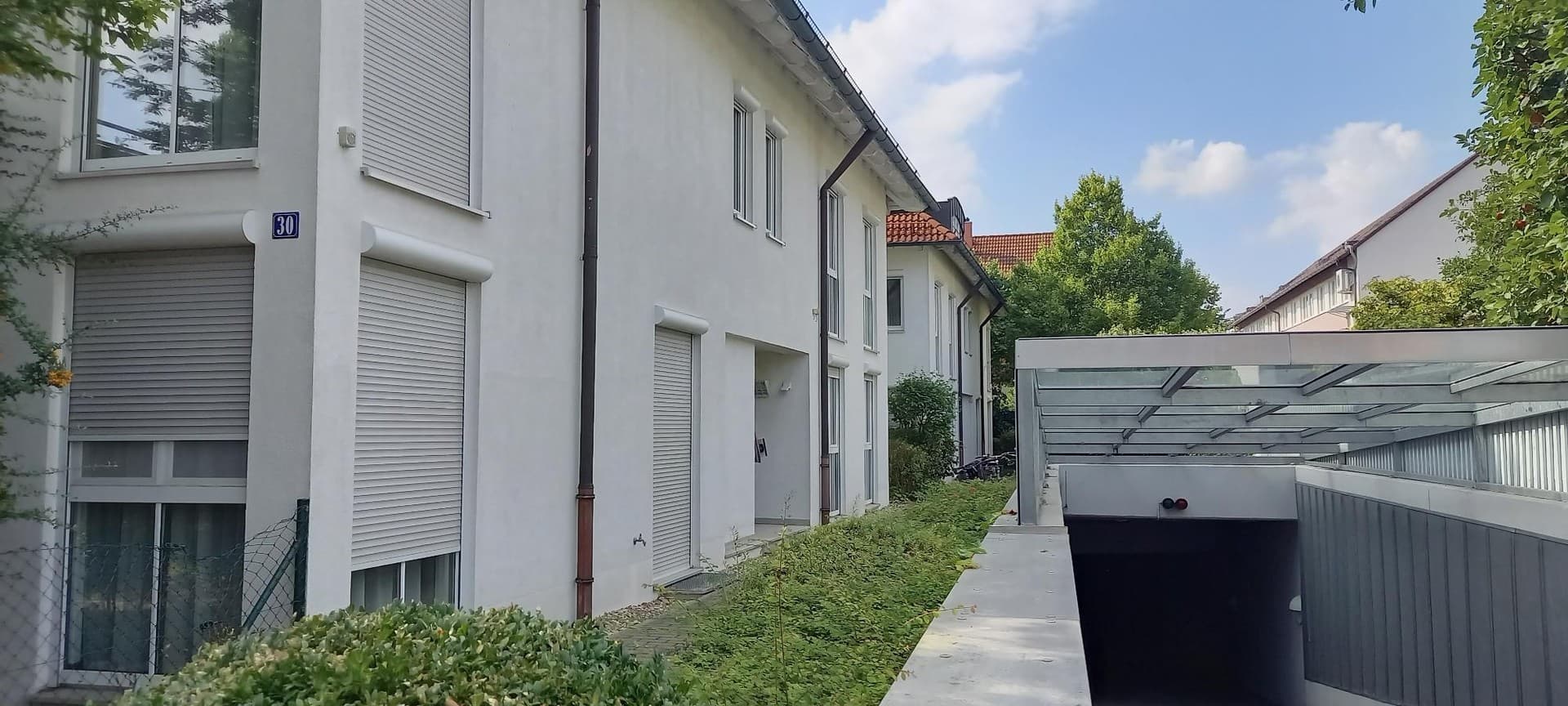 Stilvolle, geräumige und gepflegte 2-Zimmer-Wohnung mit Balkon und Einbauküche in Erlangen