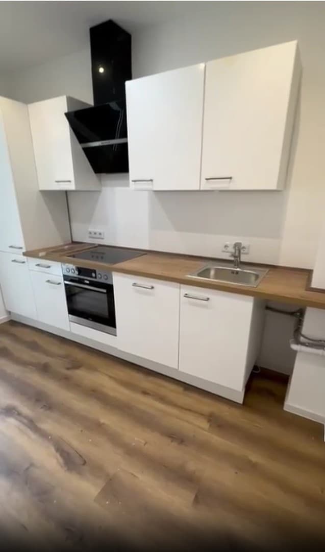 Renoviertes, möbliertes WG-Zimmer in 4er-WG mit Balkon!