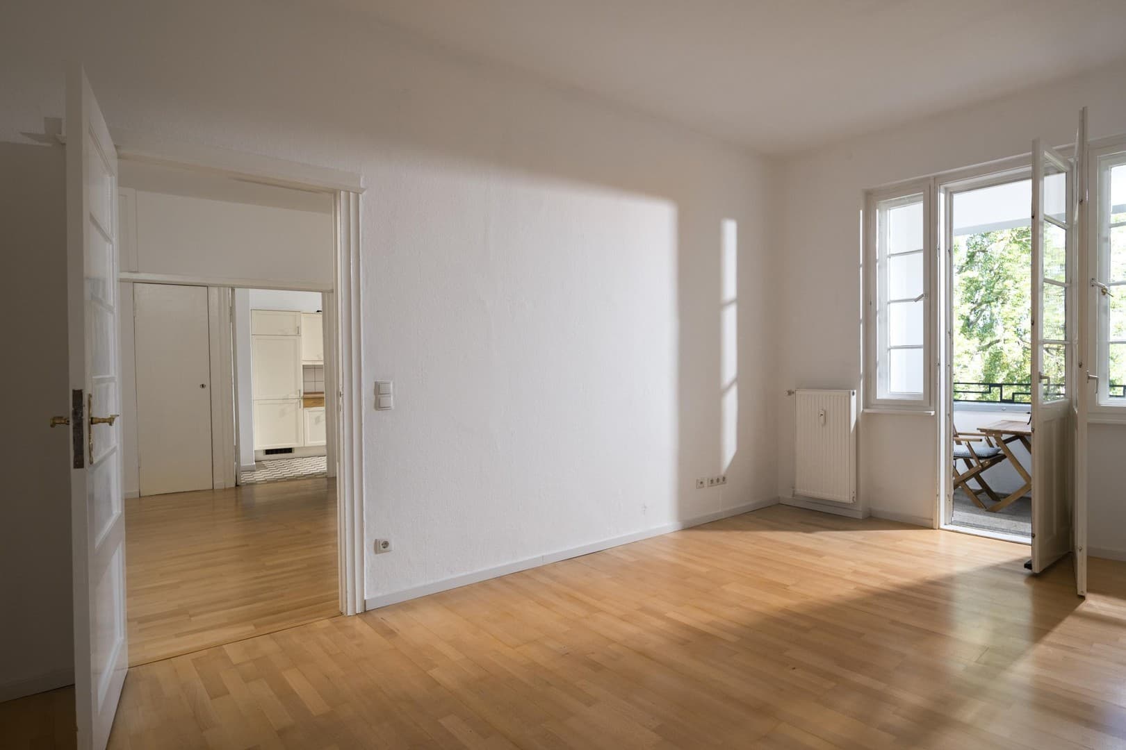 Wunderschöne helle 3-Zi-Altbauwhg., oberstes OG, EBK, Aufzug, Loggia, Blick ins Grüne, Kudammnähe