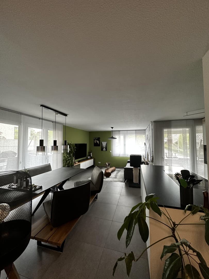 Neuwertige 4-Zimmer-Wohnung mit Designerküche, Sonnenterrasse & 2 Tiefgaragenstellplätzen