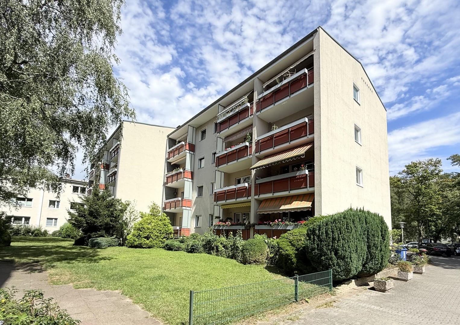 Sehr gepflegte und ruhig gelegene Zwei-Zimmerwohnung mit Balkon und Stellplatz
