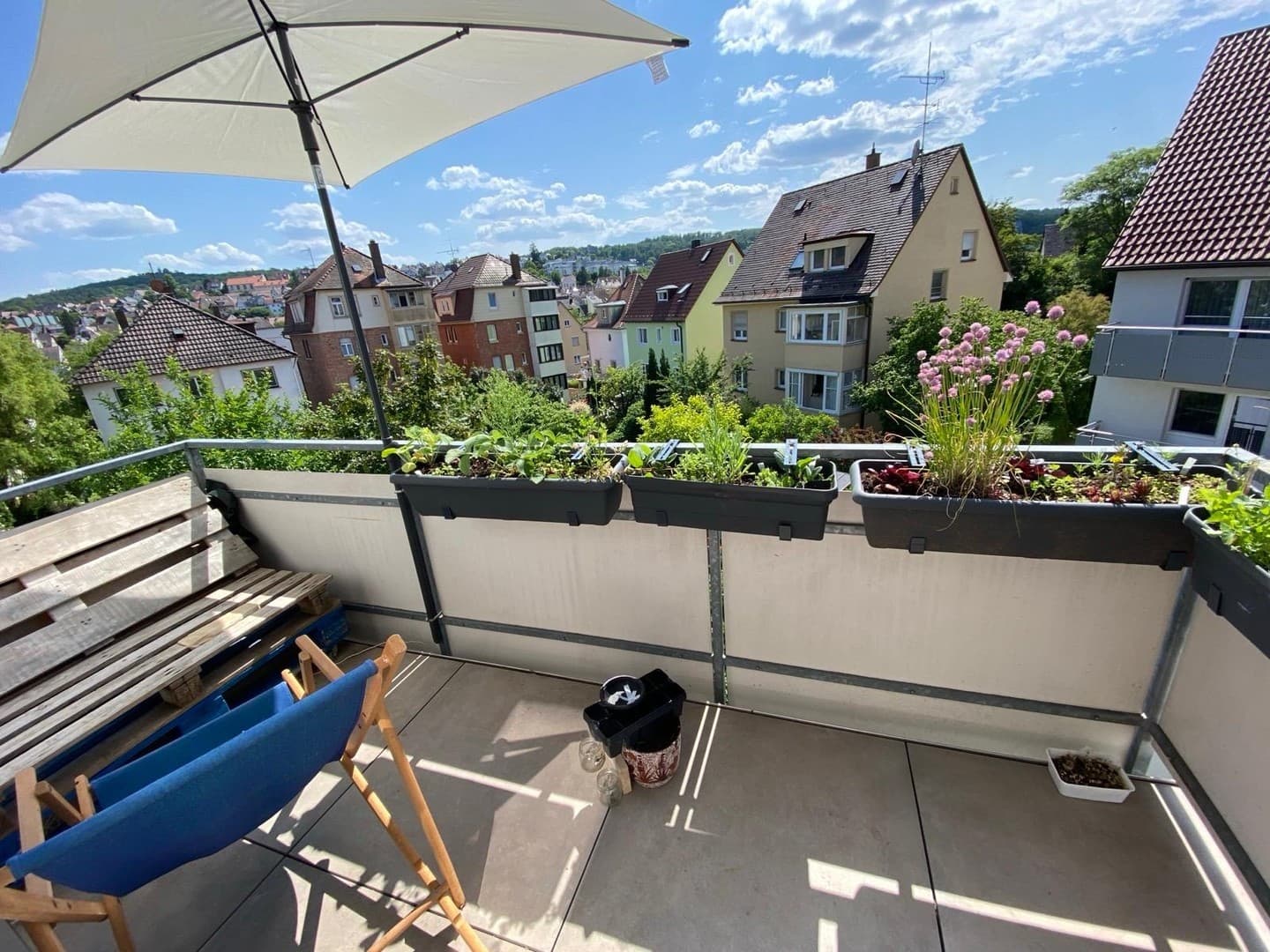 Lichtdurchflutete 3-Zimmer Wohnung mit Garten und Garage