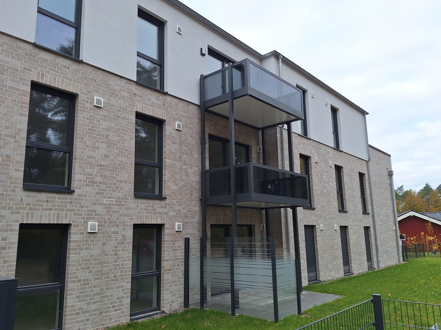 Erstbezug: Moderne Erdgeschosswohnung mit Terrasse sowie energieeffizientem Wohnkomfort