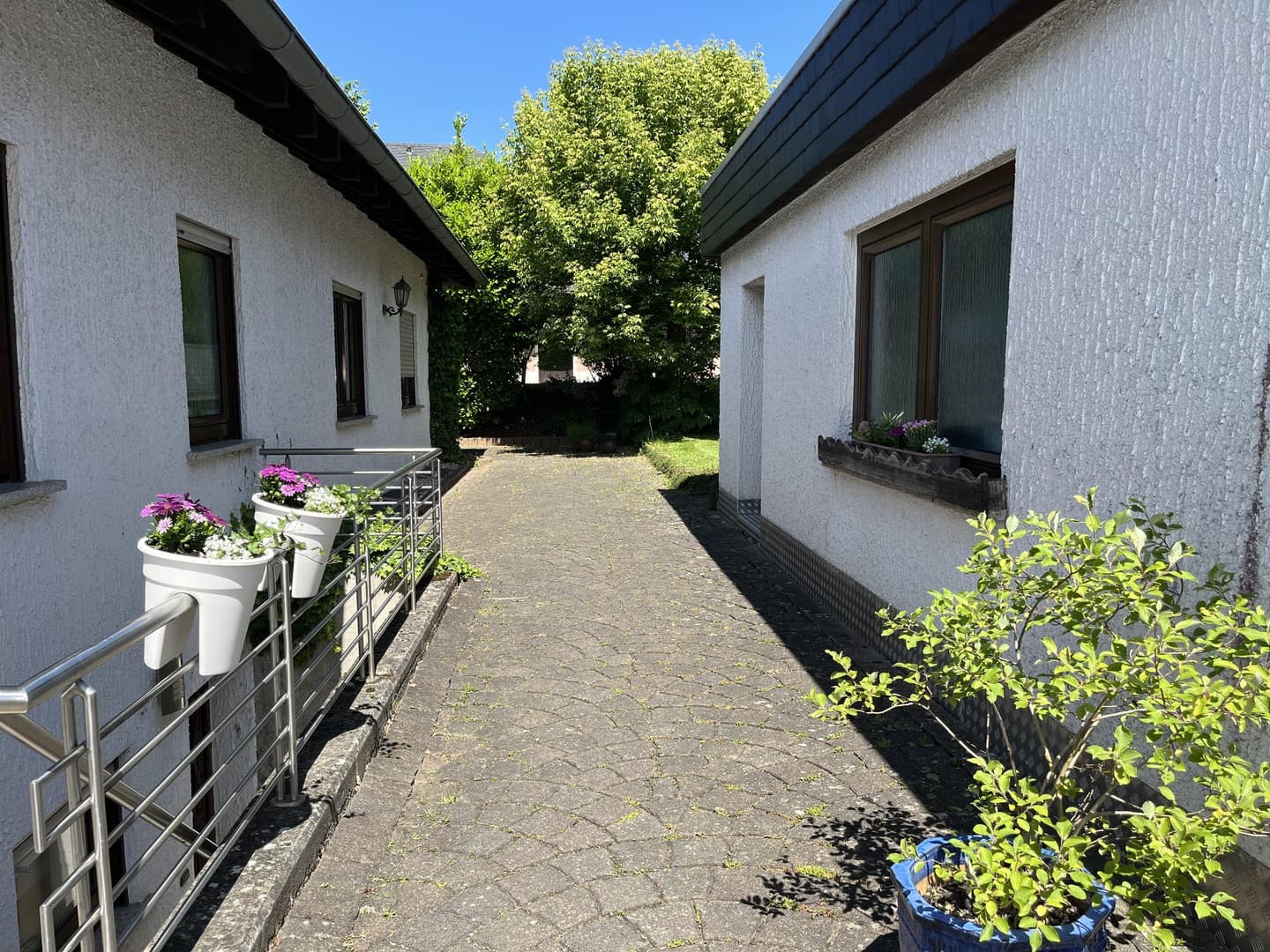 Gepflegter Bungalow komplett unterkellert mit großer Terrasse und Garten zu verkaufen