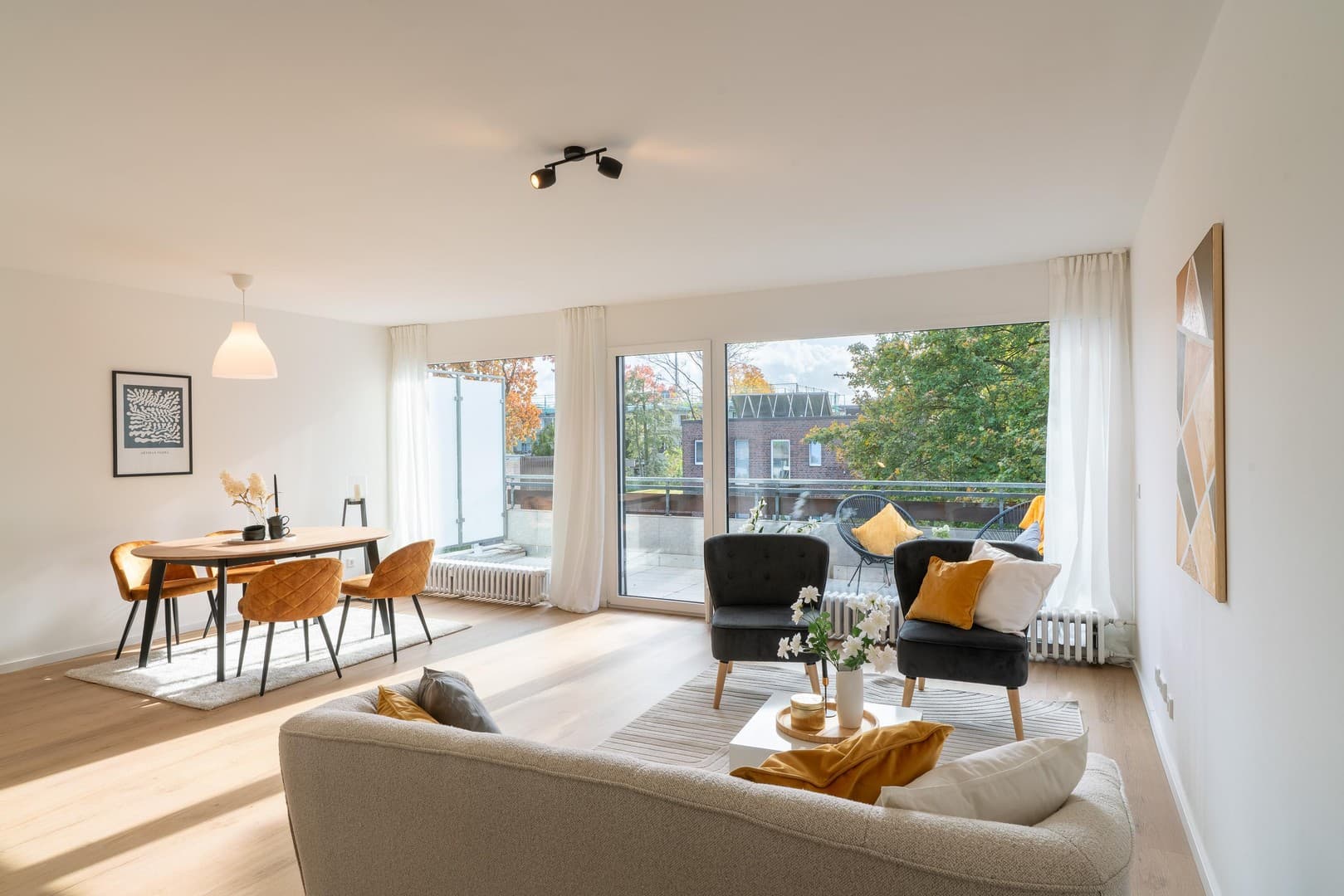***ERSTBEZUG NACH MODERNISIERUNG – 82 m² WOHNUNG MIT XXL-BALKON & GARAGE; OHNE PROVISION