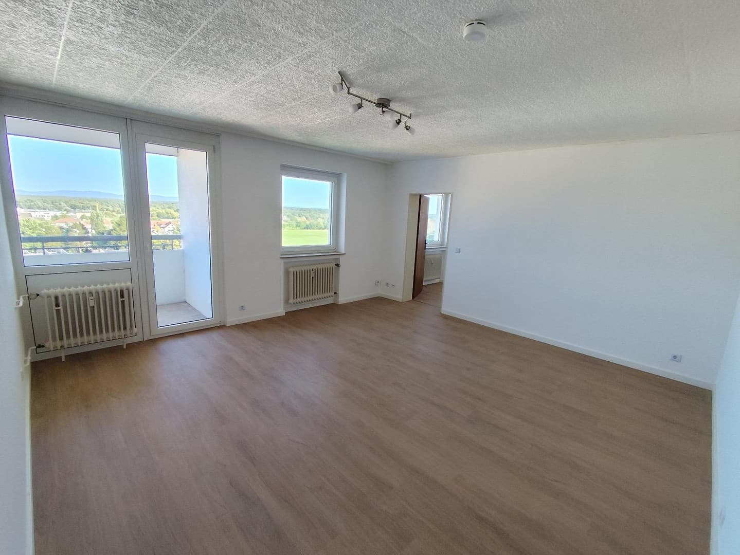 Gepflegte, teilrenovierte 2-Zimmer Wohnung mit Balkon und Küchenbereich zu vermieten