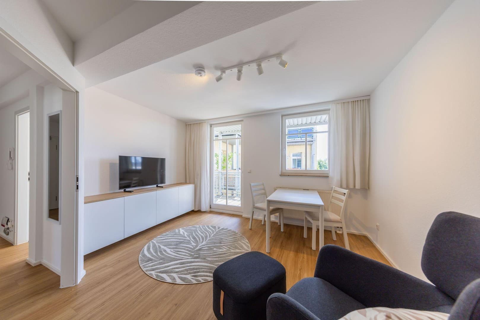 Mit privatem Balkon zum Innenhof: Möbliertes Zimmer in gepflegter 2er-WG