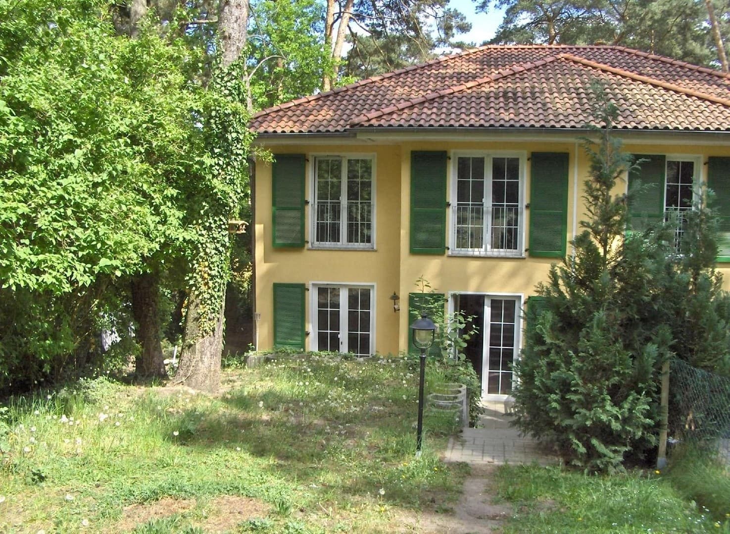 Wunderschöne DHH mit Garten und Terrasse und PKW Stellplätzen