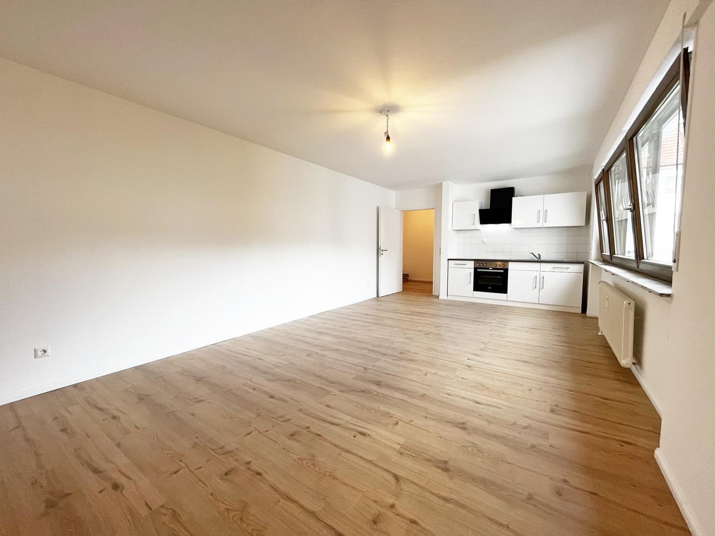 Renoviert & Zentral mit Blick ins Grüne - Perfekt für Single/Pendler - Tageslicht-Bad, EBK, Garage