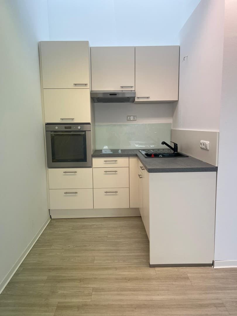 1-Zimmer Dachgeschosswohnung mit Einbauküche, Bad und Flur