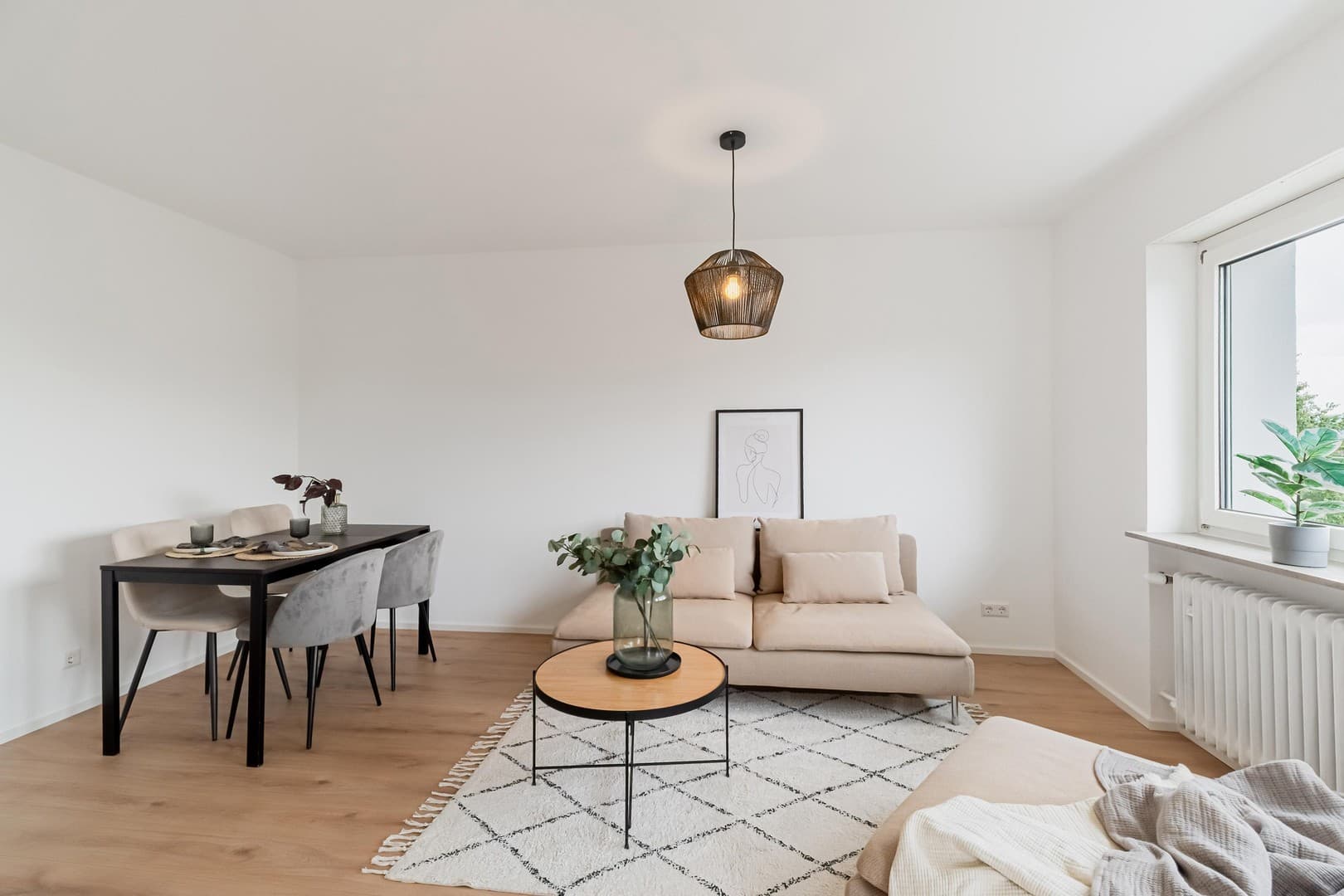 Frisch renovierte 4-Zimmer-Wohnung mit Südloggia & Einzelgarage in Ehningen.