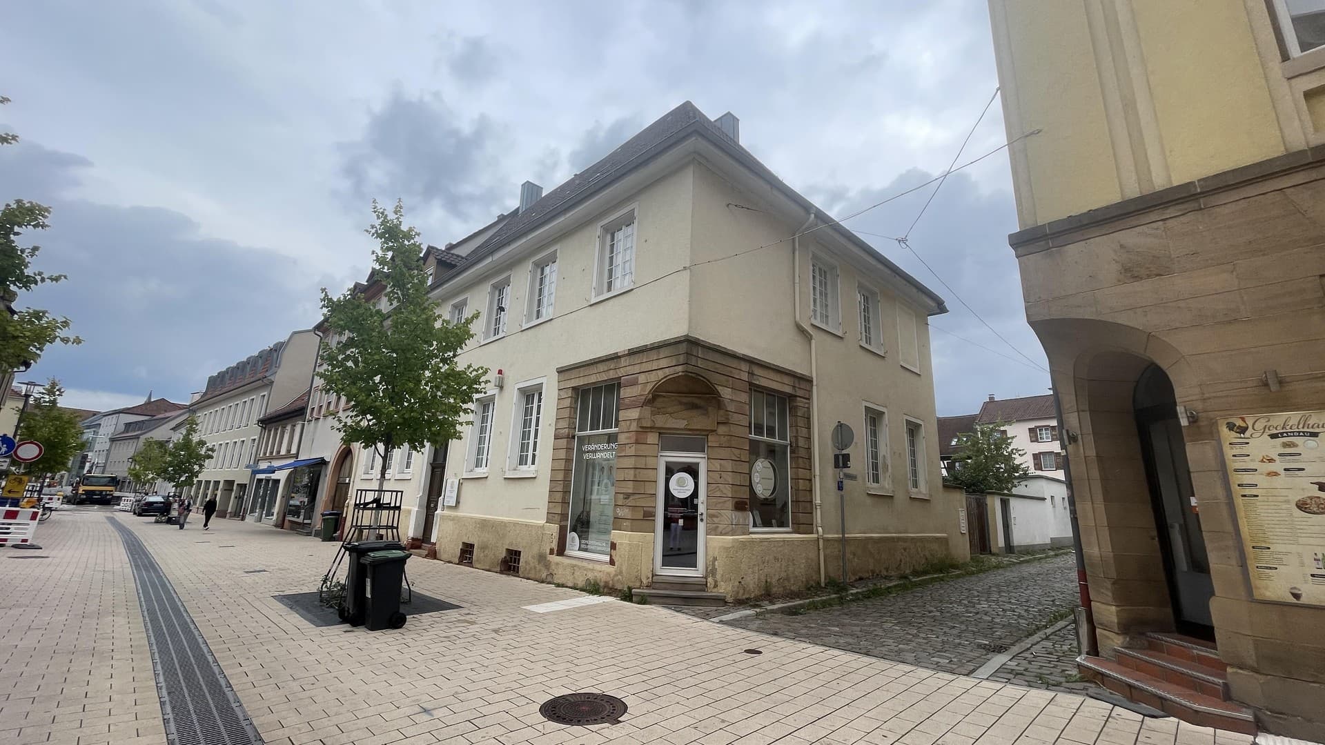 Zentrale Büro- und Ladenfläche mit Schaufenstern