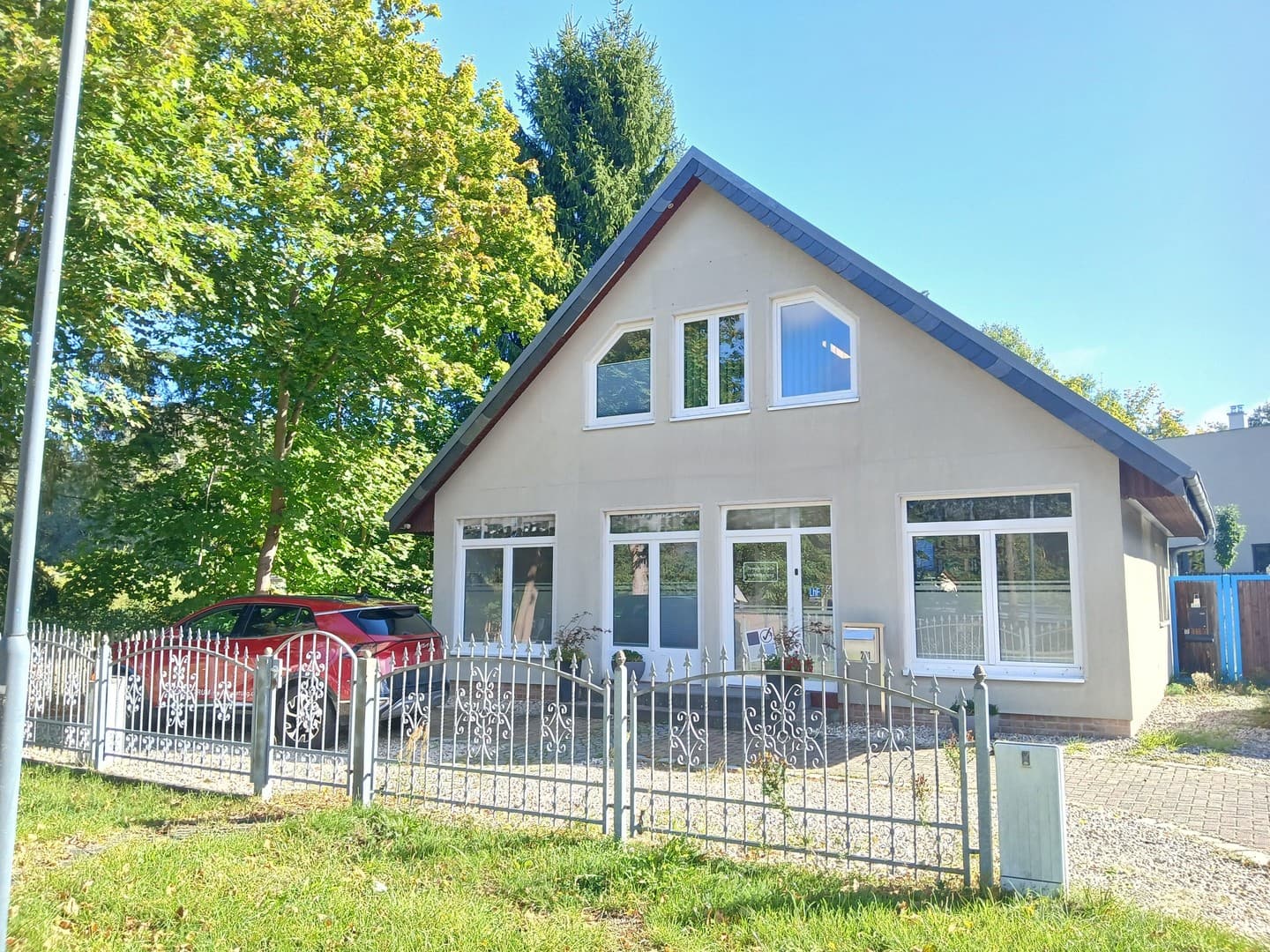 Repräsentatives Gewerbehaus in zentraler Lage von Wandlitz -optional weiteren 500 m² Außenfläche