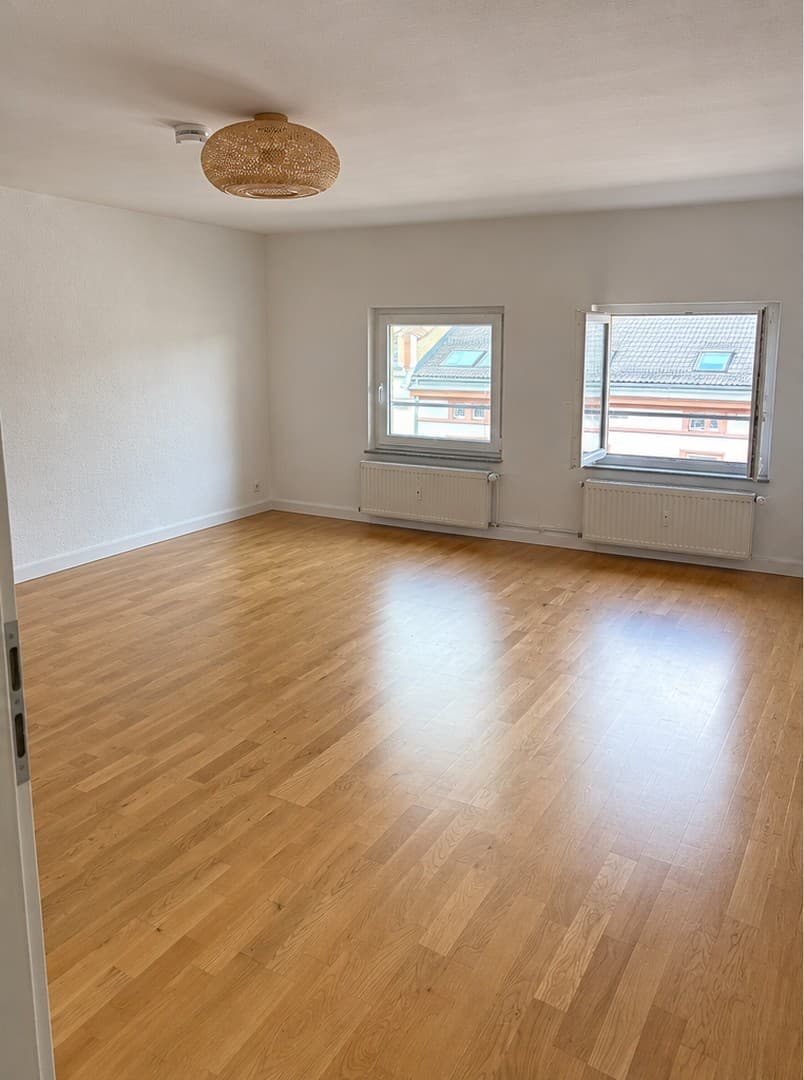 Renovierte 2-Zimmerwohnung mit EBK im beliebten Nordend mit Aussicht auf die Skyline!
