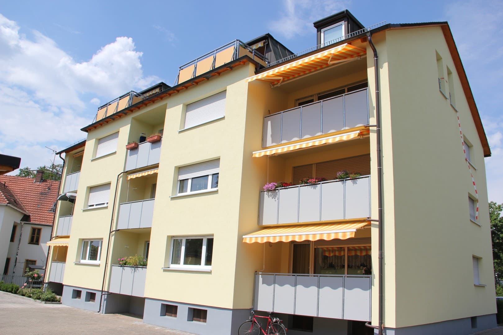 Renovierte große und helle 3 - Zimmer Wohnung in zentraler Lage von Sieglitzhof!