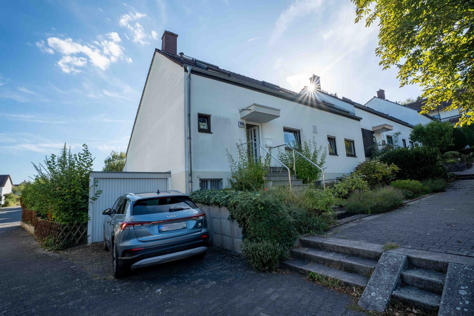 Großzügiger, einseitig angebauter Winkelbungalow im Westen von Laubenheim (Hangseite)