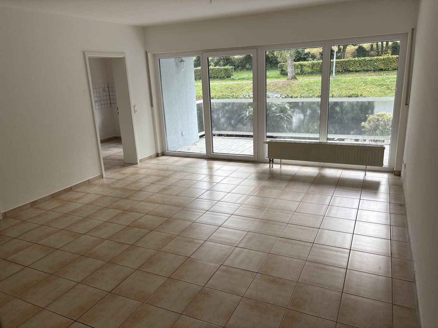 Helle 2-Zimmer-Wohnung (68 m²) mit überdachtem großzügigen Balkon und Stellplatz in Rodenbach
