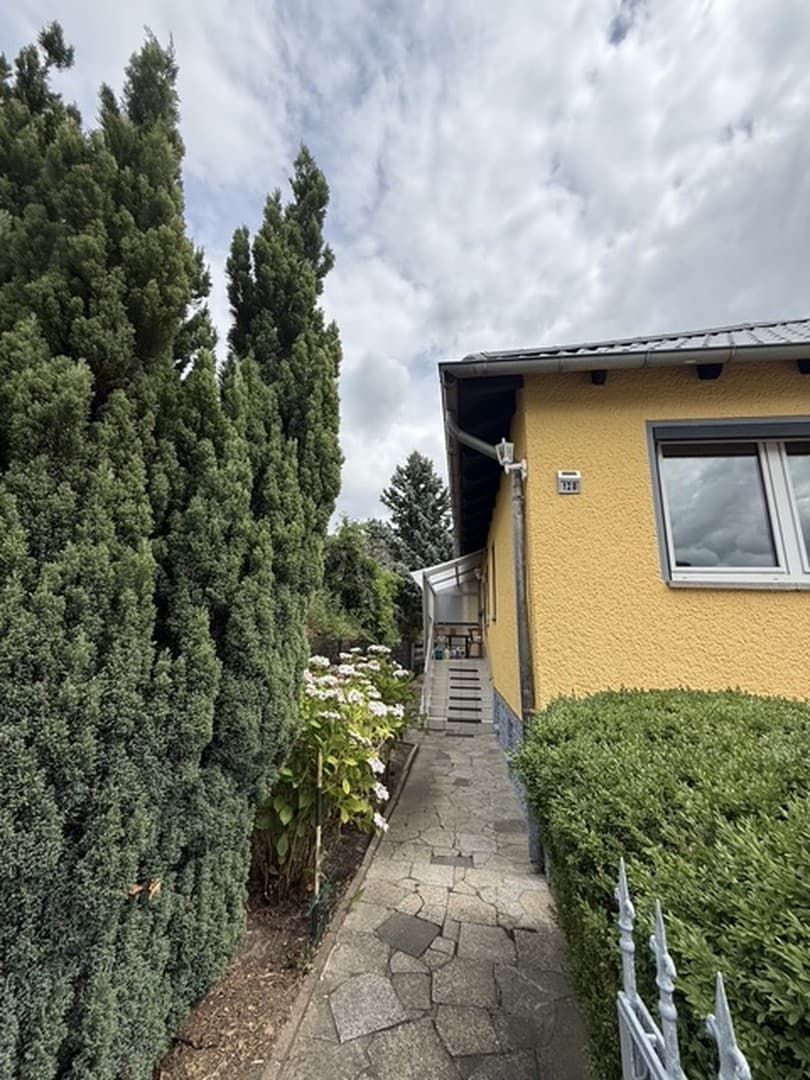 Einfamilienhaus mit großem Garten, Garage, Wintergarten in Berlin- Biesdorf-Nord