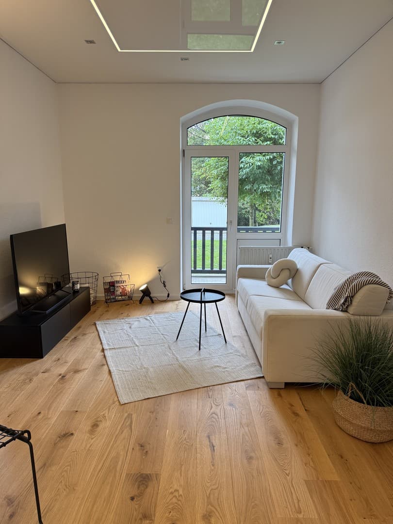 bezugsfreie hochwertig sanierte moderne Erdgeschoss 2-Zimmer-Wohnung mit Balkon