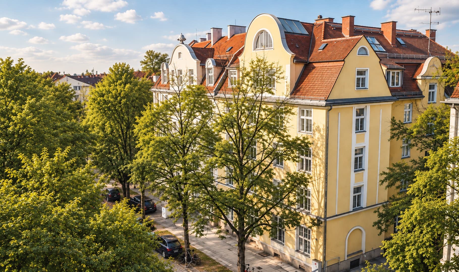 Altbau-Schmuckstück in Neuhausen: Antikes Fischgrätparkett & Garten