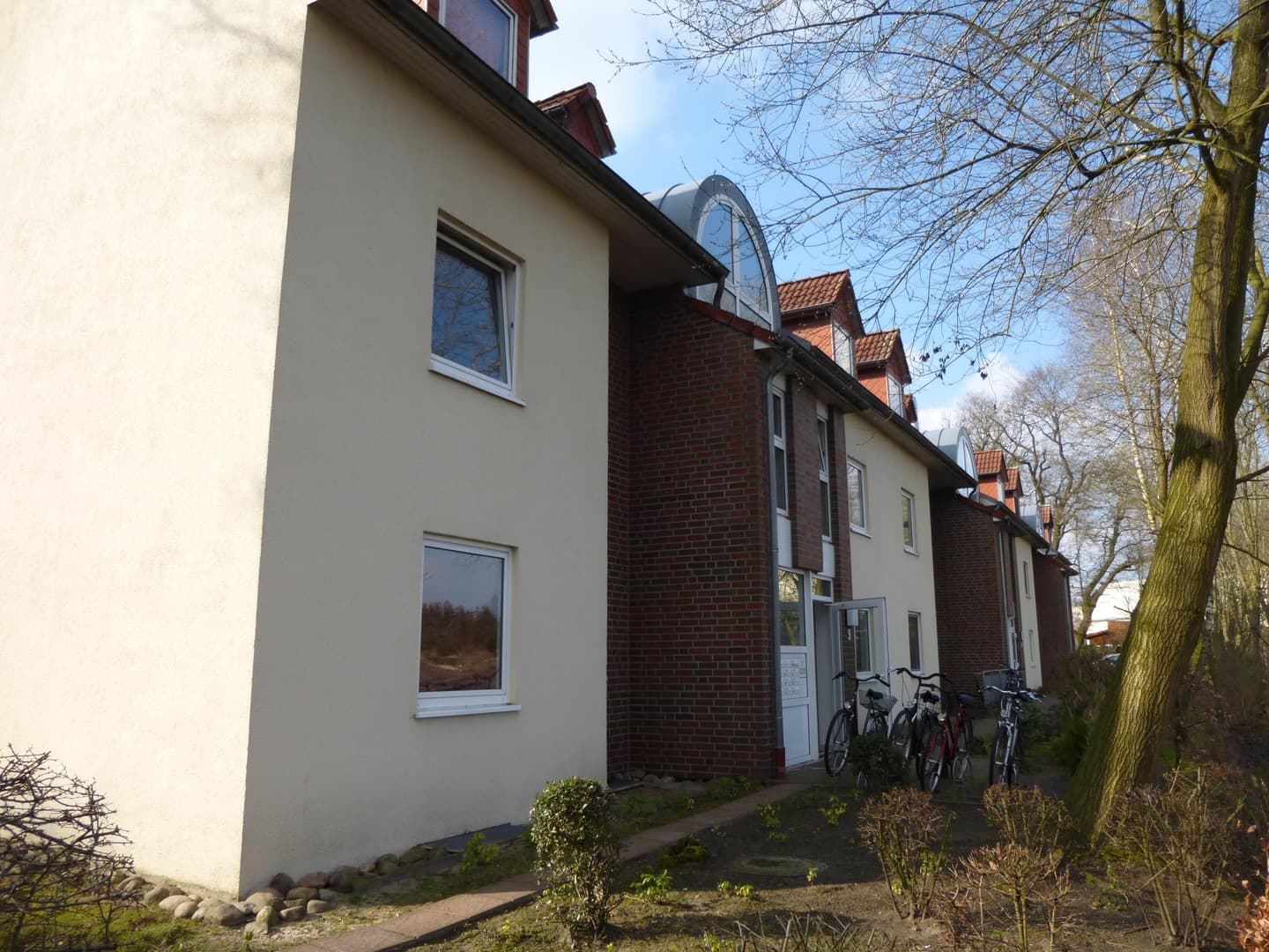 ...reserviert...ab sofort 2-Zi-Wo.f.sol.berufs.,/Single/Stud/Azubi im EG mit Terrasse.