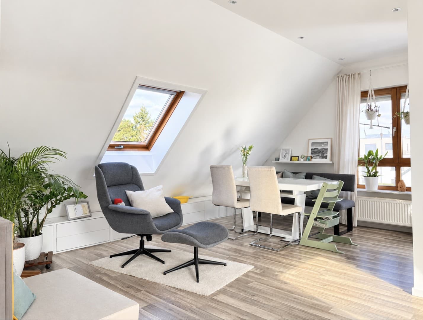 Helle 3-Zimmer-Dachgeschosswohnung mit Klimaanlage und zwei Balkonen