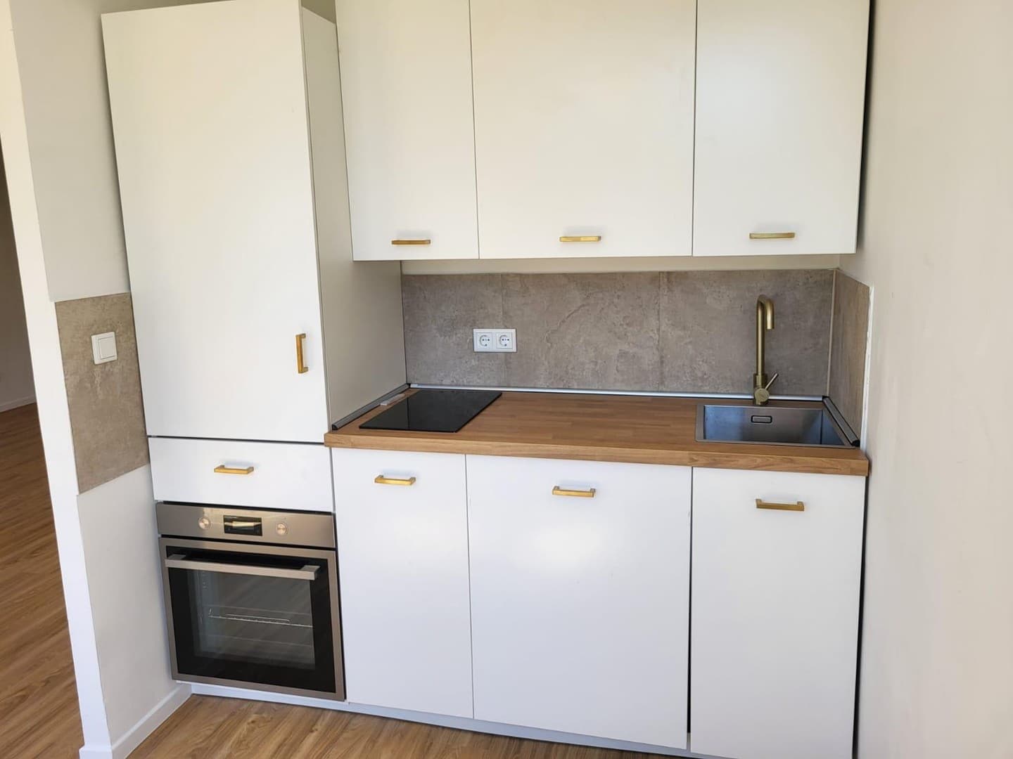 1,5 Zimmer, frisch saniert mit Küche und großem Balkon in Tempelhof