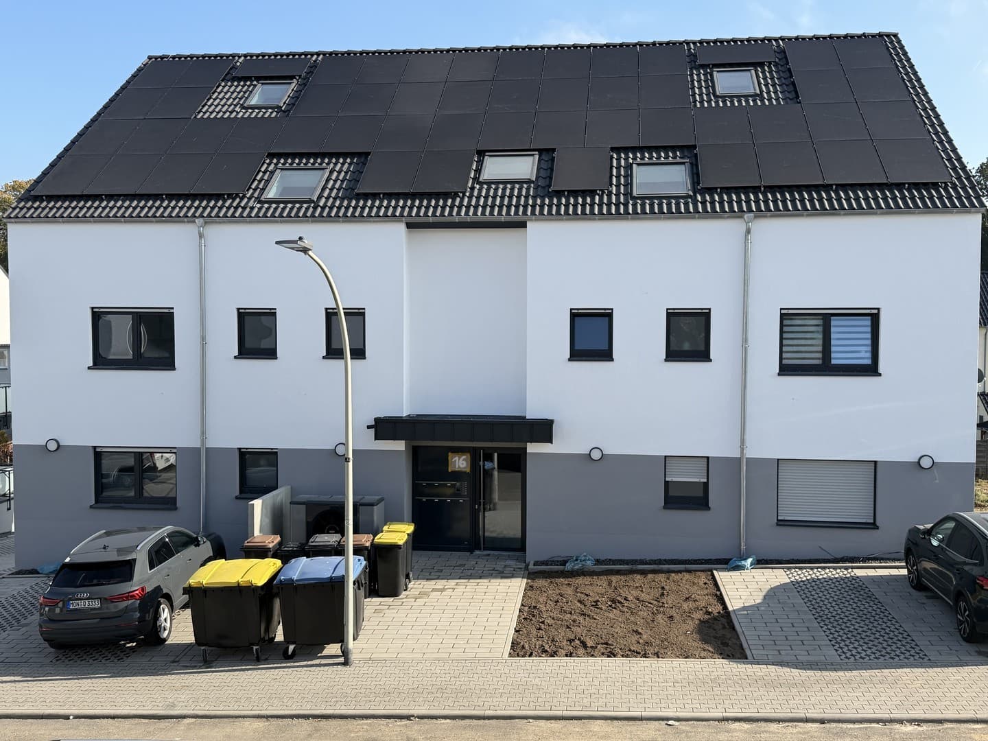 Neubau Dachgeschosswohnung mit Atelier - 3 Zi, Loggia, Schreiner-Einbauküche und Einbauschrank