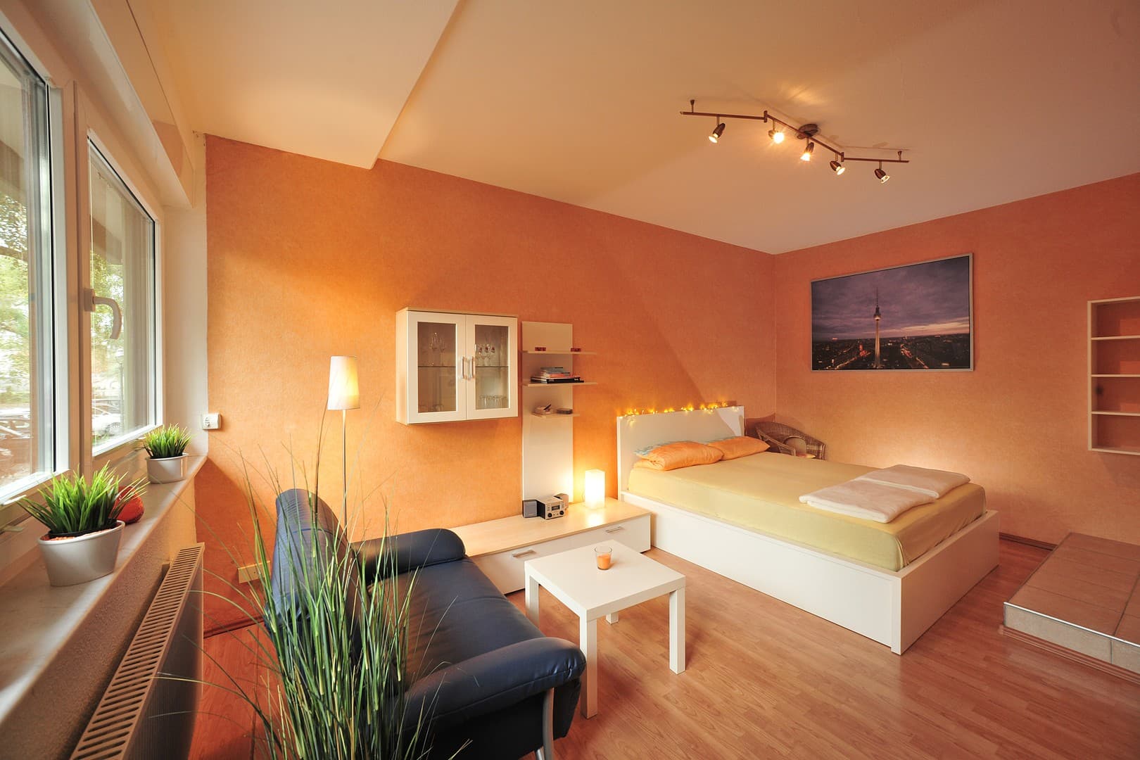 1-Zi.-Wohnung, Uni- und City-Nähe, PKW-Stellplatz, vollmöbliert, an der Spree, sofort beziehbar