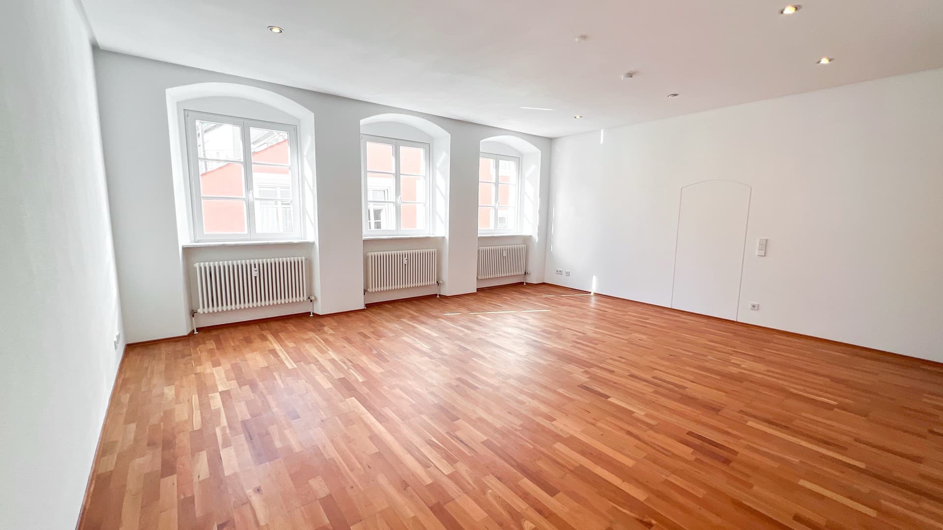Ca. 90 m² sanierter Altbau, 80 m vom Dom – 2,5 Zi., Balkon, EBK