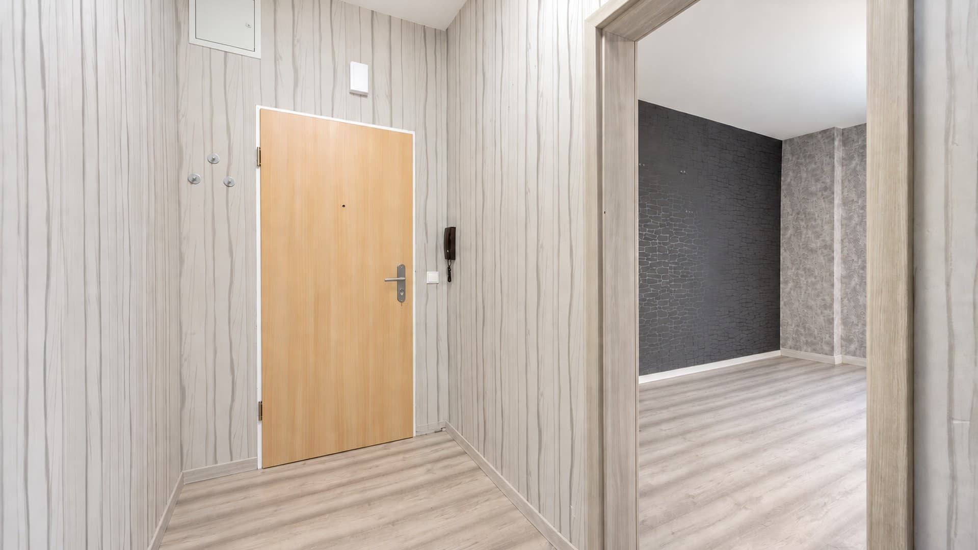Jobcenter– deine neue Wohnung ist fertig! Job Center–Your new apartment is ready for you to move in!