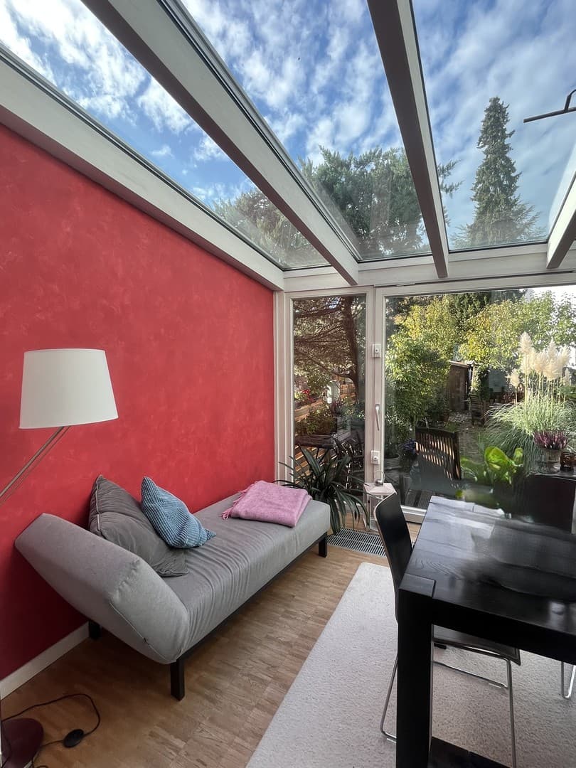 Von Privat: Lichtdurchflutetes 5-Zimmer-Reihenhaus mit EBK, Wintergarten, Kamin und Garten